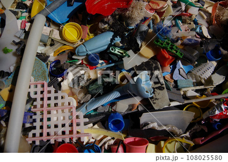 廃プラ　砂浜に打ち上げられたプラスチックゴミ　マイクロプラスチック　環境破壊　環境問題 SDGs 108025580