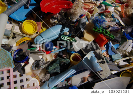 廃プラ 砂浜に打ち上げられたプラスチックゴミ マイクロプラスチック 環境破壊 環境問題 SDGs 廃プラ 砂浜に打ち上げられたプラスチックゴミ マイクロプラスチック 環境破壊 環境問題 SDGs 108025582