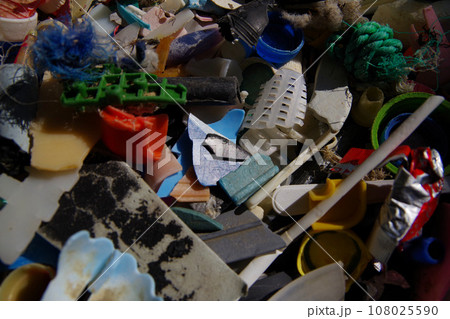 廃プラ 砂浜に打ち上げられたプラスチックゴミ マイクロプラスチック 環境破壊 環境問題 SDGs 廃プラ 砂浜に打ち上げられたプラスチックゴミ マイクロプラスチック 環境破壊 環境問題 SDGs 108025590