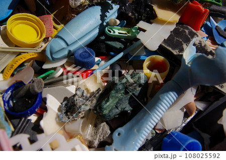 廃プラ 砂浜に打ち上げられたプラスチックゴミ マイクロプラスチック 環境破壊 環境問題 SDGs 廃プラ 砂浜に打ち上げられたプラスチックゴミ マイクロプラスチック 環境破壊 環境問題 SDGs 108025592