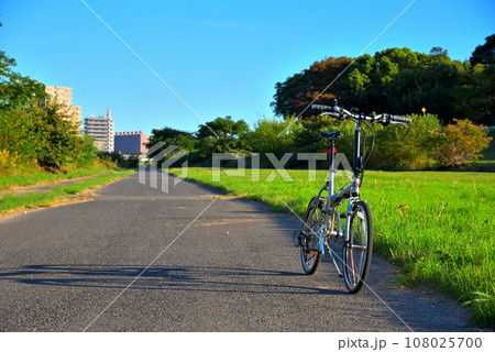 自転車のある風景　愛知県名古屋市矢田川河川敷にて 108025700