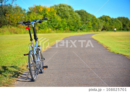 自転車のある風景 愛知県尾張旭市矢田川河川敷にて 自転車のある風景 愛知県尾張旭市矢田川河川敷にて 108025701