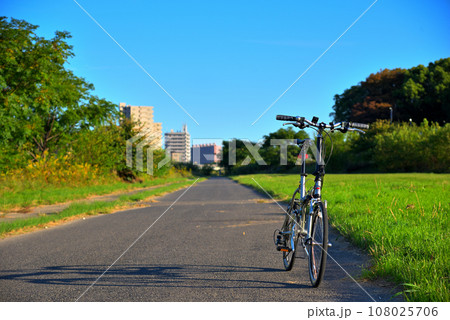 自転車のある風景 愛知県名古屋市矢田川河川敷にて 自転車のある風景 愛知県名古屋市矢田川河川敷にて 108025706