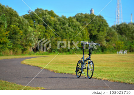 自転車のある風景　愛知県尾張旭市矢田川河川敷にて 108025710