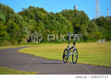 自転車のある風景　愛知県尾張旭市矢田川河川敷にて 108025713