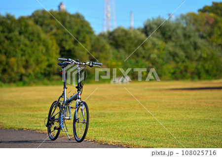 自転車のある風景　愛知県尾張旭市矢田川河川敷にて 108025716