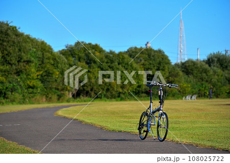 自転車のある風景 愛知県尾張旭市矢田川河川敷にて 自転車のある風景 愛知県尾張旭市矢田川河川敷にて 108025722
