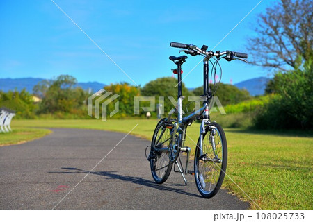 自転車のある風景　愛知県尾張旭市矢田川河川敷にて 108025733