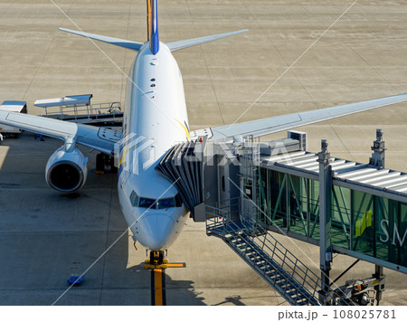 兵庫県神戸市 神戸空港の展望デッキから見る旅客機 兵庫県神戸市 神戸空港の展望デッキから見る旅客機 108025781