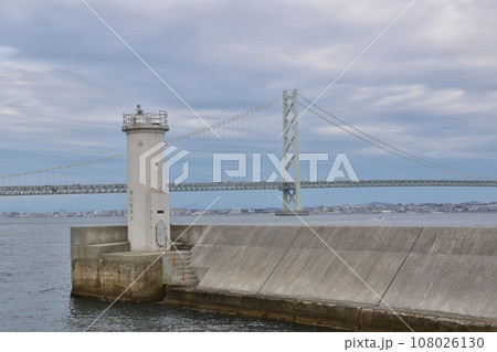 岩屋港から見た明石海峡大橋　兵庫 108026130
