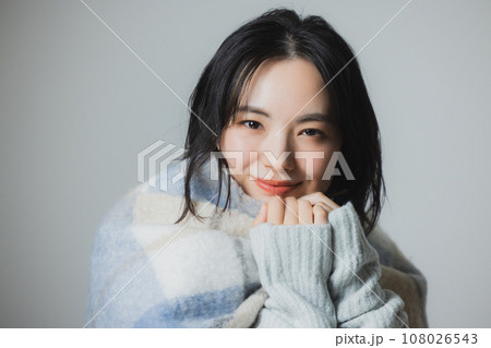 ニットの女性　冬 108026543