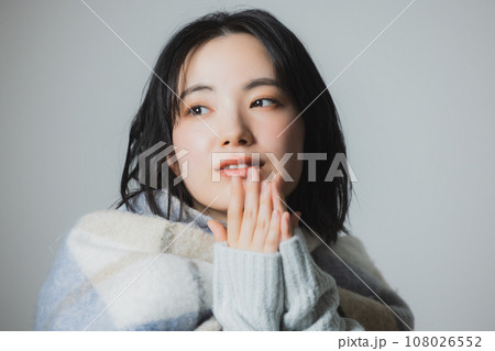ニットの女性　冬 108026552