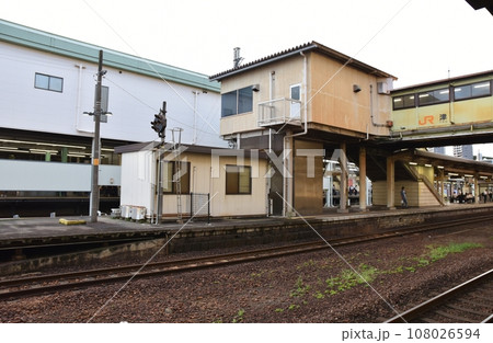 夕暮れの津駅　三重 108026594