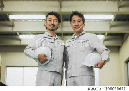2人の中年作業員 108026641