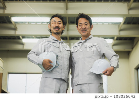 2人の中年作業員 2人の中年作業員 108026642