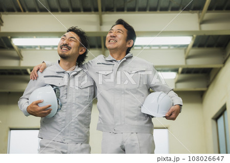 2人の中年作業員 2人の中年作業員 108026647