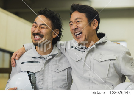 2人の中年作業員 2人の中年作業員 108026648