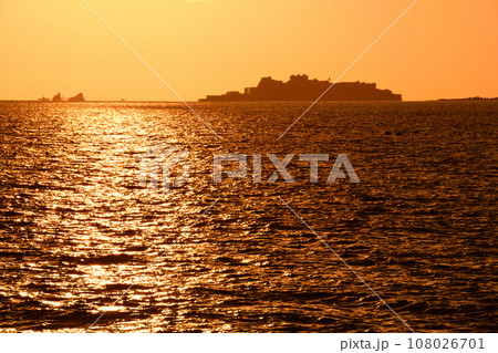 軍艦島の夕景 108026701