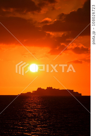 軍艦島の夕景 108026723