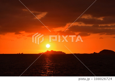 軍艦島の夕景 108026724