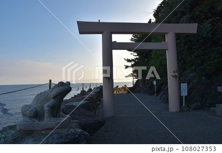 朝の二見興玉神社　三重 108027353