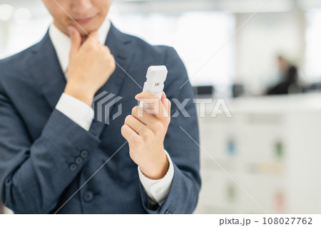 オフィスでアルコールチェックする若いビジネスマン 108027762