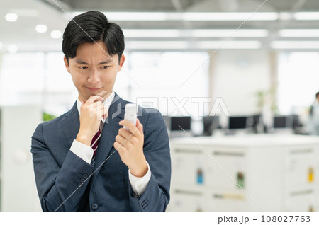 オフィスでアルコールチェックする若いビジネスマン 108027763
