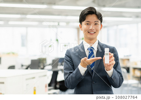 オフィスでアルコールチェックする若いビジネスマン 108027764