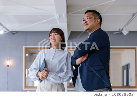 やる気に満ちたビジネスマンの男女 やる気に満ちたビジネスマンの男女 108028908