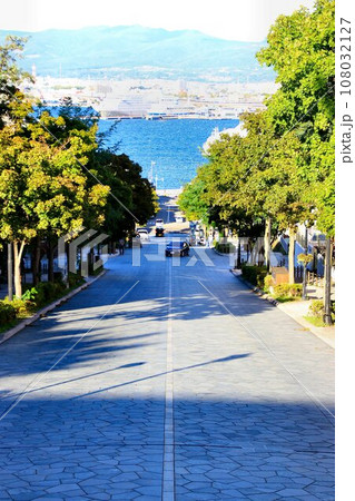 函館市の発祥の地【函館西部地区】 函館山麓『八幡坂』から港を望む 函館市の発祥の地【函館西部地区】 函館山麓『八幡坂』から港を望む 108032127