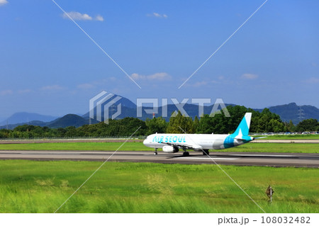 【香川県】離着陸する旅客機、ジェット機（高松空港） 108032482
