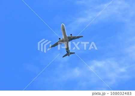 【香川県】離陸した旅客機、ジェット機(高松空港) 【香川県】離陸した旅客機、ジェット機(高松空港) 108032483