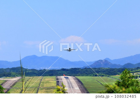 【香川県】離陸する旅客機、ジェット機（高松空港） 108032485