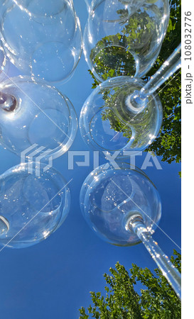 empty wine glasses and cocktails against the background of the sky 108032776
