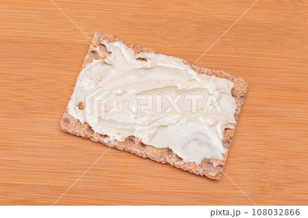 Whole Grain Crispbread with Cream Cheese 108032866