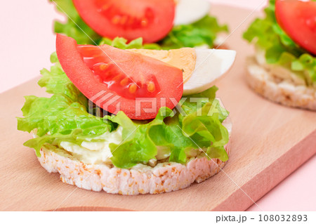 Rice Cake Sandwiches with Tomato, Lettuce and Egg Rice Cake Sandwiches with Tomato, Lettuce and Egg 108032893