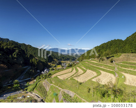 高台から眺める明日香村上の棚田の風景 108033178