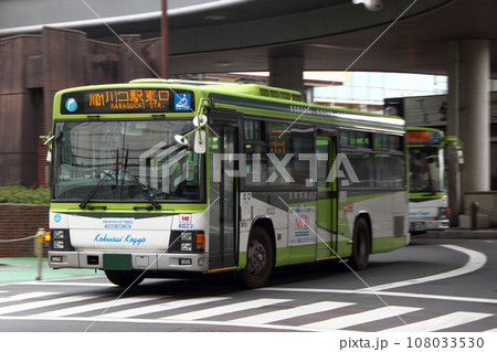 川口駅東口を行く国際興業バス(6000番台) 川口駅東口を行く国際興業バス(6000番台) 108033530