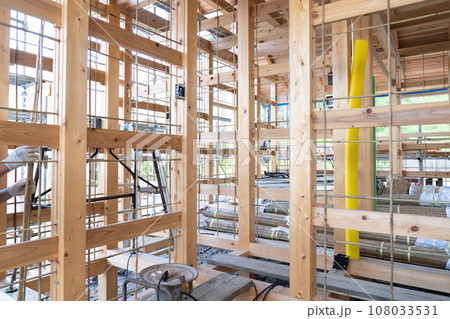 木造住宅の工事現場で土壁の下地に左官工事をする職人さん 108033531