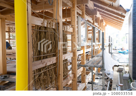 木造住宅現場の左官工事の土壁下地の縄 108033558