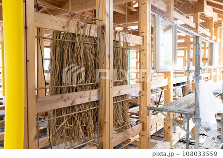 木造住宅現場の左官工事の土壁下地の縄 108033559