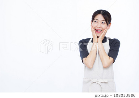 白い背景の前で笑顔で驚いている30代の主婦 108033986