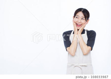 白い背景の前で笑顔で驚いている30代の主婦 108033987