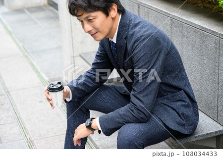 ホッとするビジネスマン(社会人) ホッとするビジネスマン(社会人) 108034433