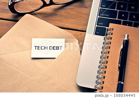 TECH DEBTと書かれたカードのあるデスク TECH DEBTと書かれたカードのあるデスク 108034445