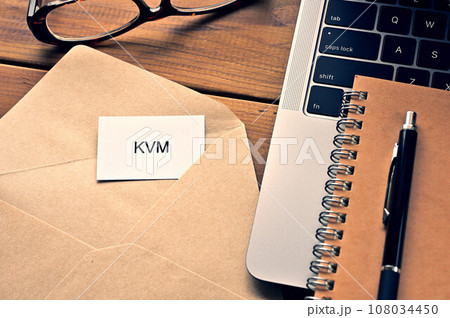 KVMと書かれたカードのあるデスク 108034450