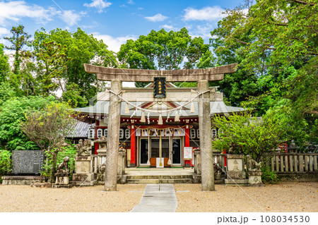 大阪府交野市の機物神社(はたもの神社) 鳥居と拝殿 大阪府交野市の機物神社(はたもの神社) 鳥居と拝殿 108034530