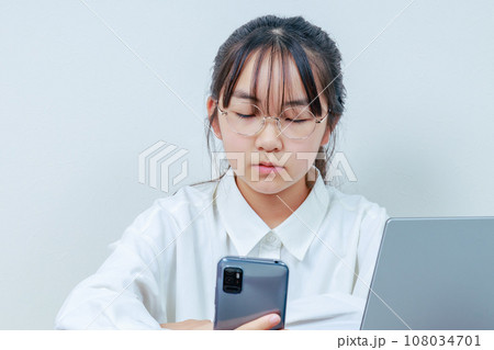 学習中にスマホを持って居眠りをする女子 学習中にスマホを持って居眠りをする女子 108034701