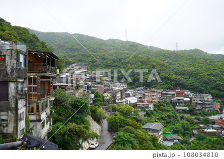 山の斜面に立つ建物の風景（台湾九份） 108034810