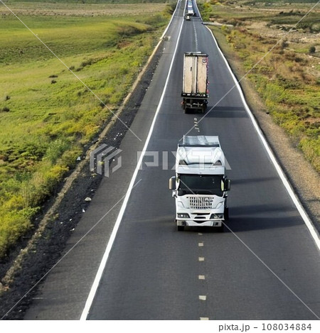 高速道路を走るトラック　AI生成 108034884